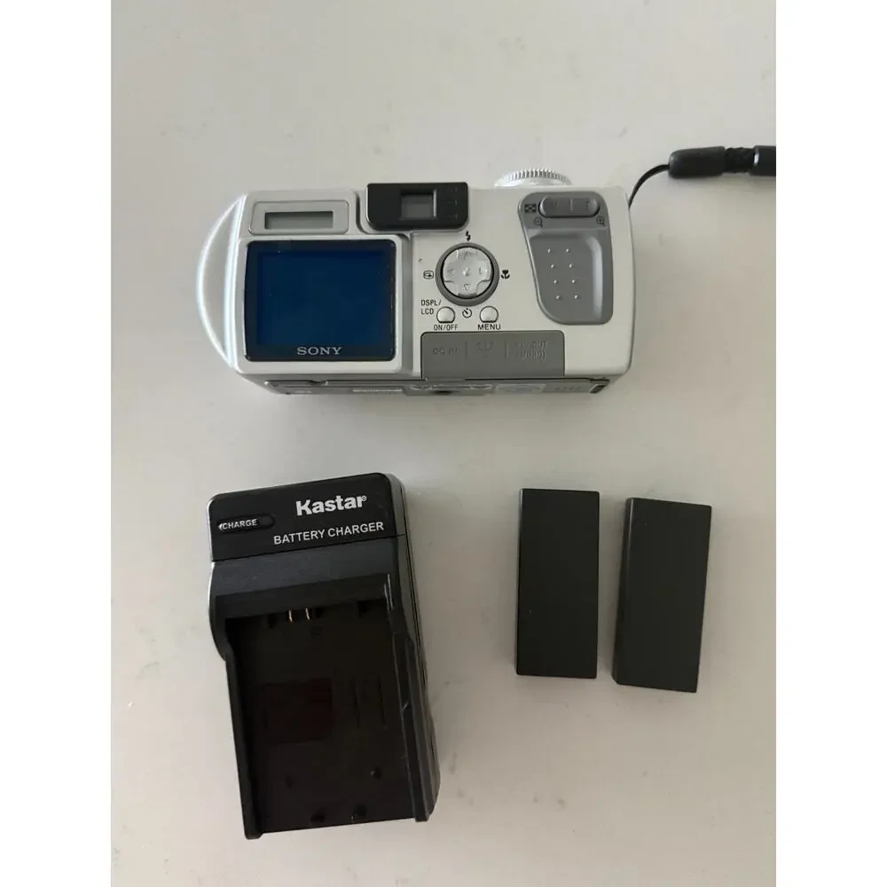 Sony Cyber-shot DSC-P5 3.2MP Digital Camera Tested w/ Charger 3 Batteries Case